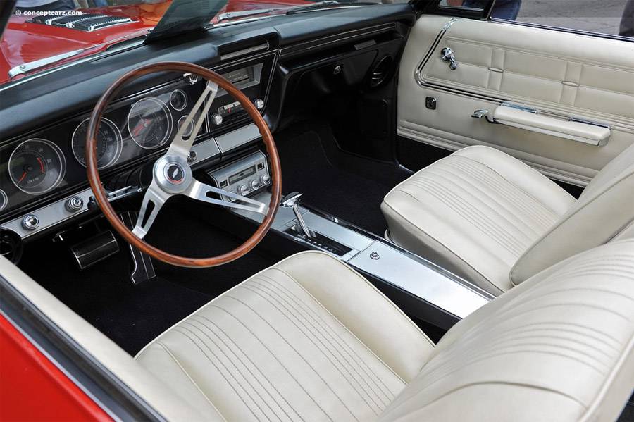 Фото салона Chevrolet Impala 1967-го года с коробкой автомат