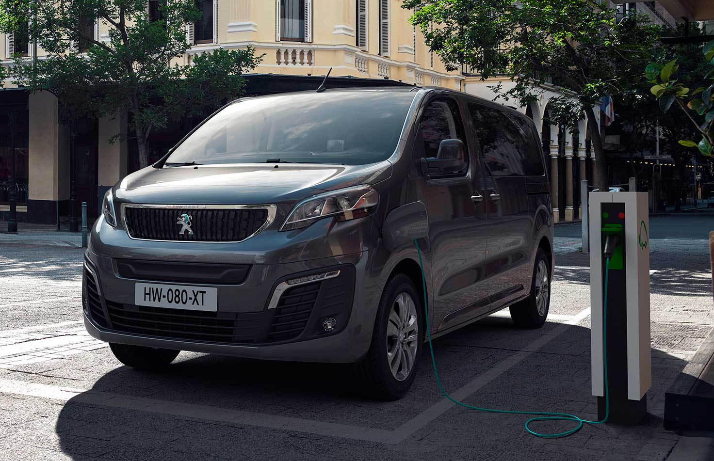 Электрический вэн Peugeot e-Traveller 2020
