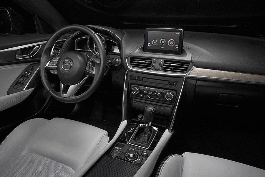 Фото интерьера Mazda CX-4 2016-2017 года