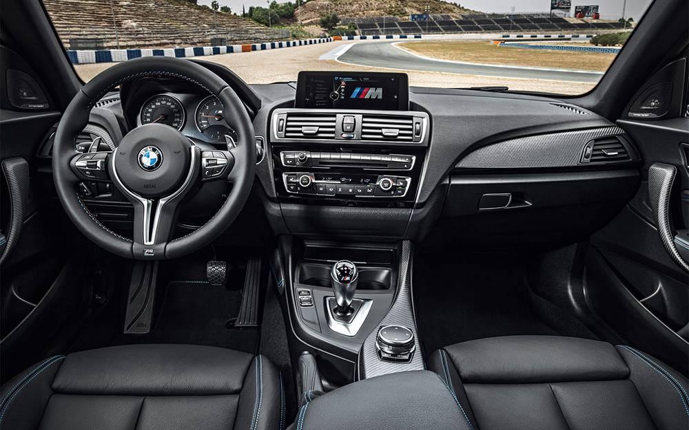 BMW M2 Coupe 2016-2017 модельного года - салон