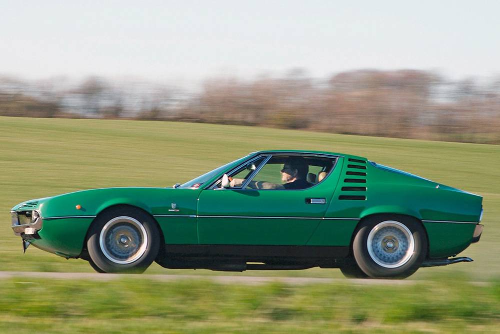 фото Alfa Romeo Montreal - вид сбоку