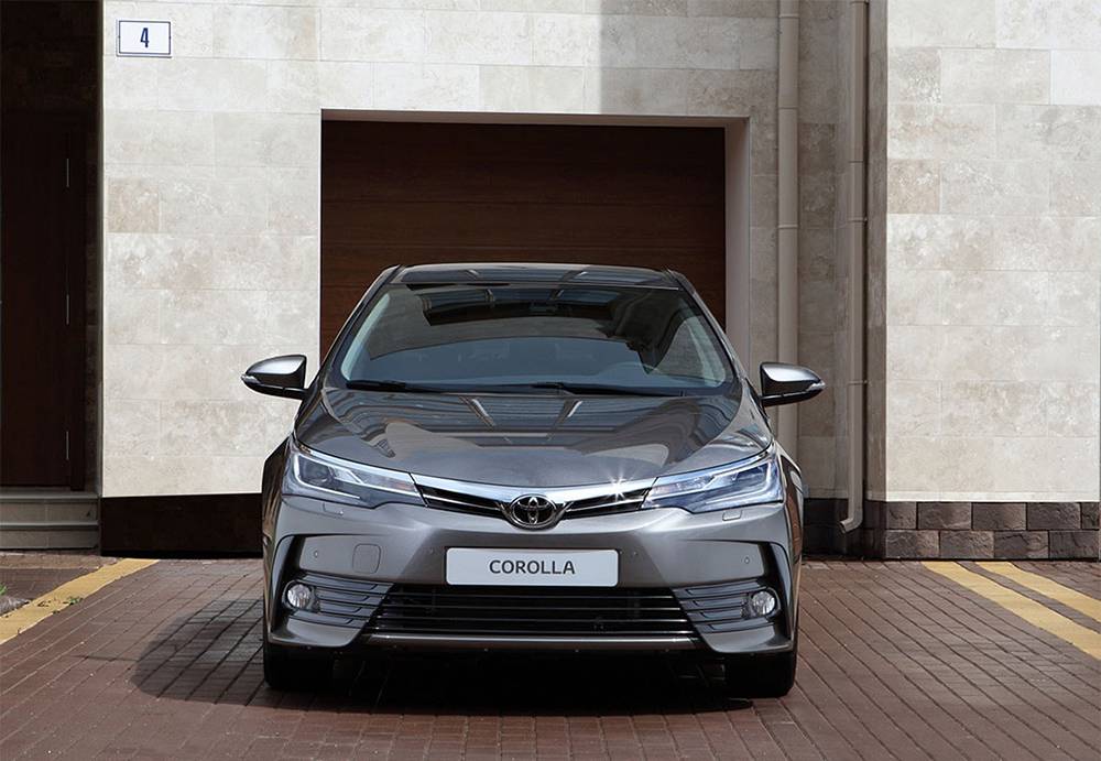 фото обновленной Toyota Corolla 2016-2017 года - вид спереди