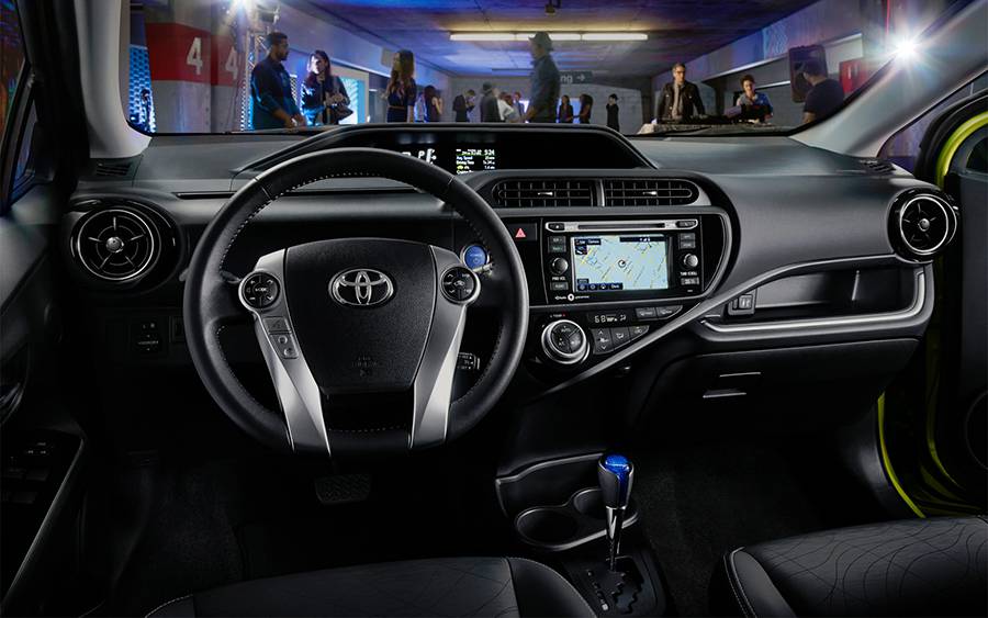 Салон Toyota Prius C 2015-2016 года - фото