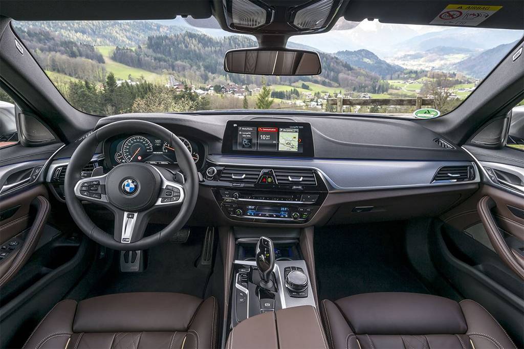 интерьер BMW M550i xDrive 2017-2018 года