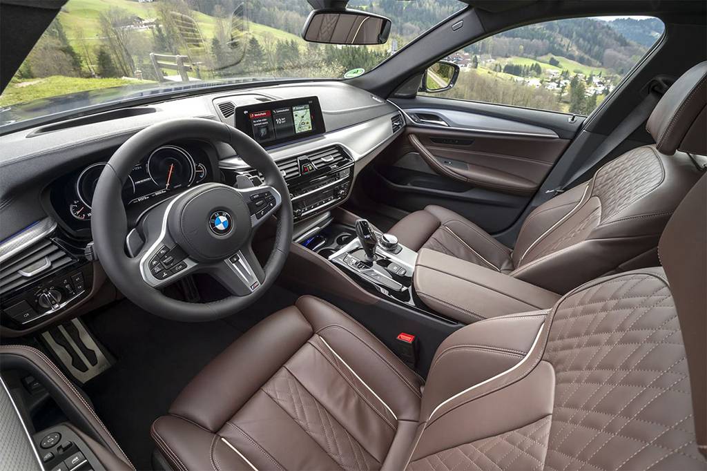 салон с высококачественными материалами BMW M550i xDrive 2017-2018 года