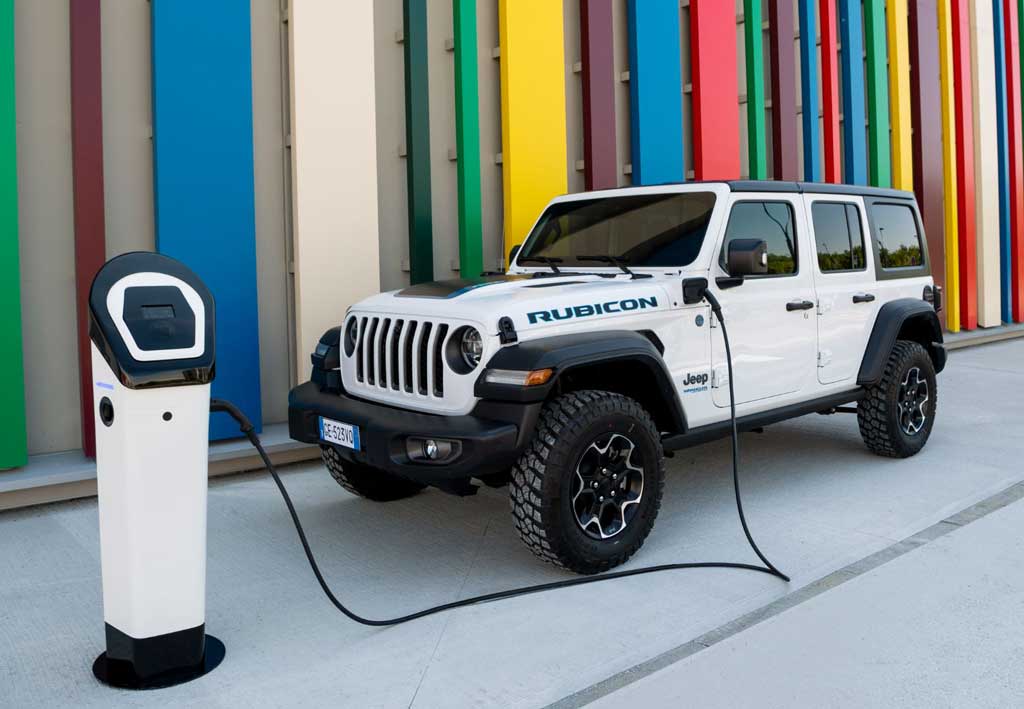 Гибридный внедорожник Jeep Wrangler 4xe Plug-In Hybrid 2022 для Европы