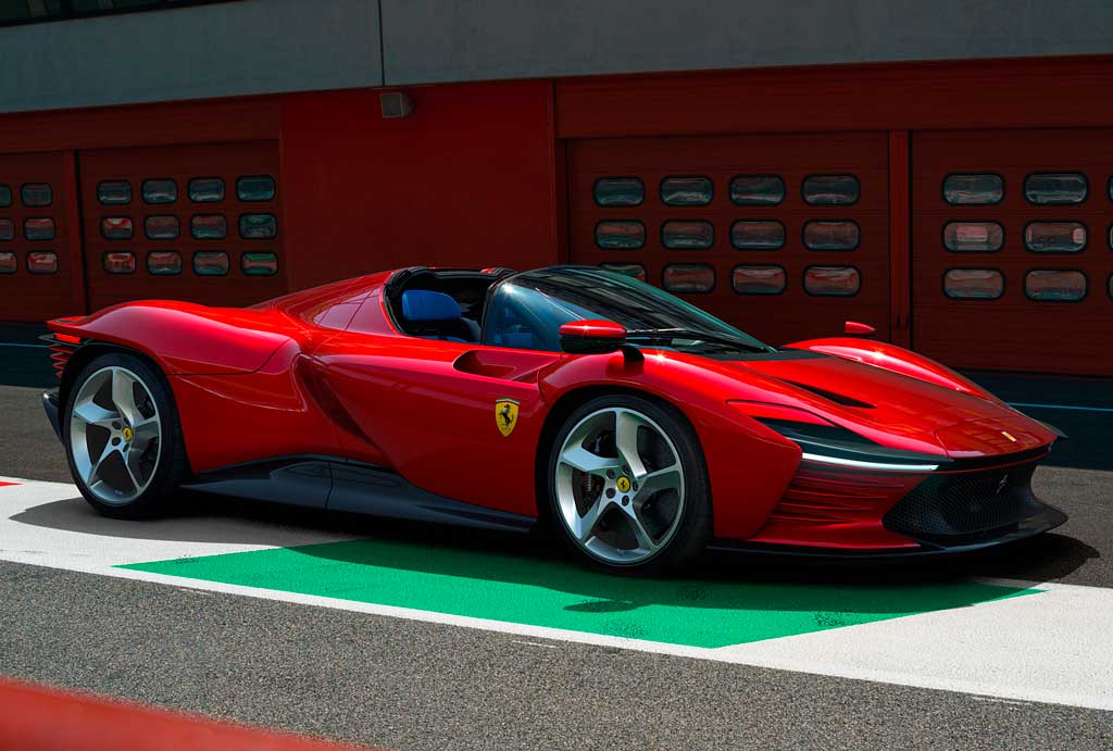 Суперкар Ferrari Daytona SP3 2022 в кузове тарга