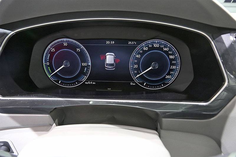 Фото панели приборов Volkswagen Tiguan GTE Concept 2015-2016 модельного года