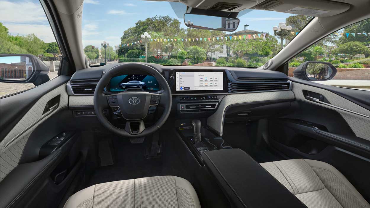 Toyota Camry 2025: гибридная эволюция со спортивным колоритом