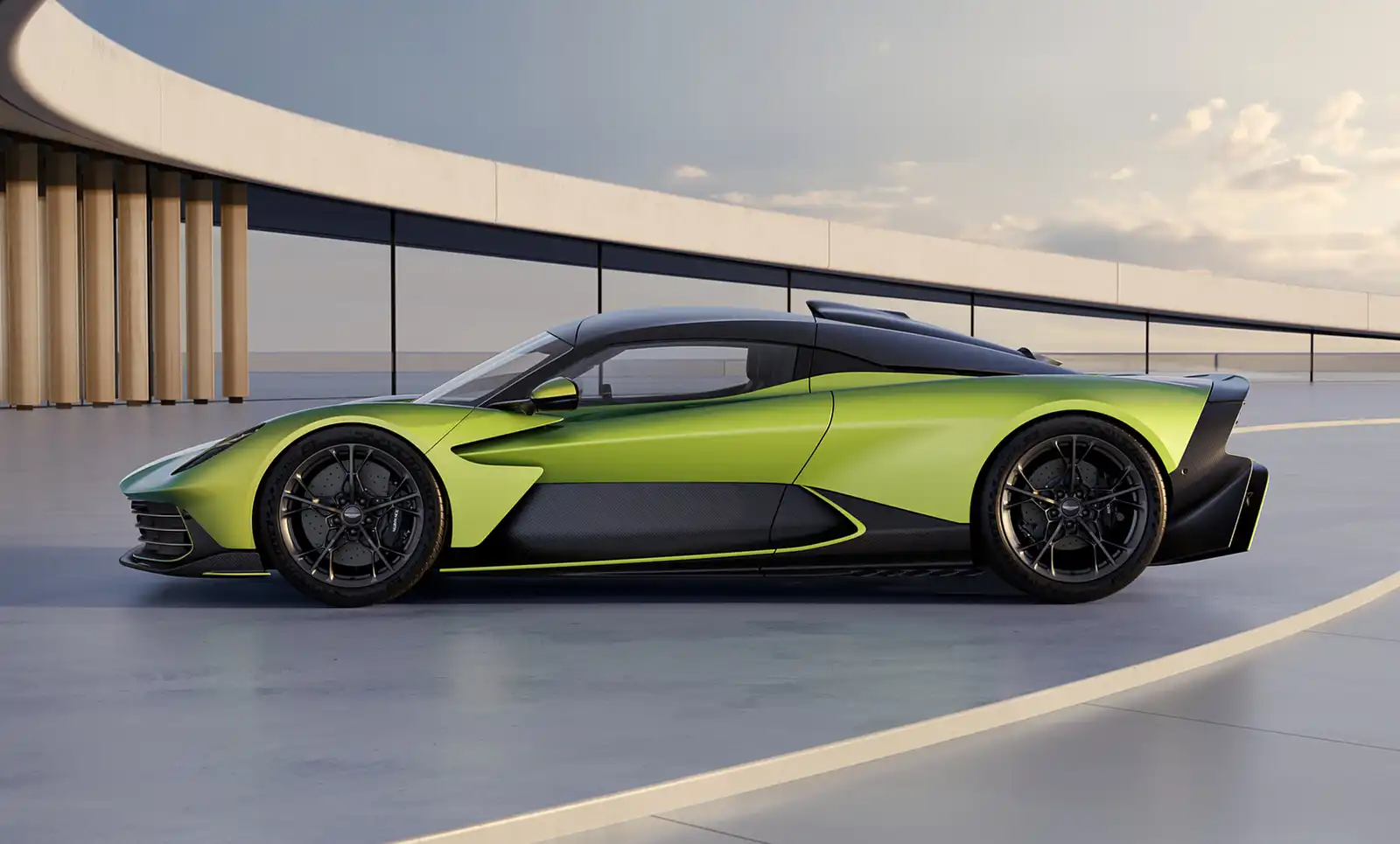 Фото Aston Martin Valhalla 2026 вид сбоку