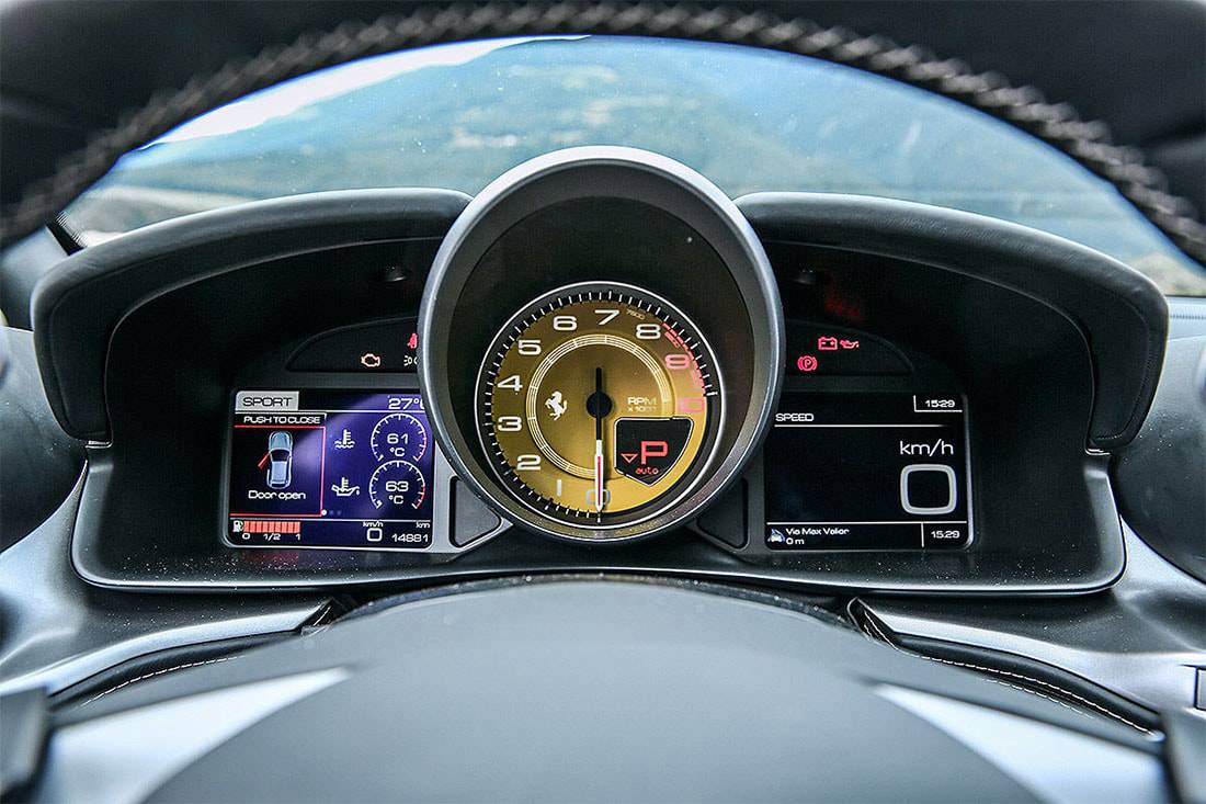фото панели приборов Ferrari GTC4Lusso 2016-2017 года
