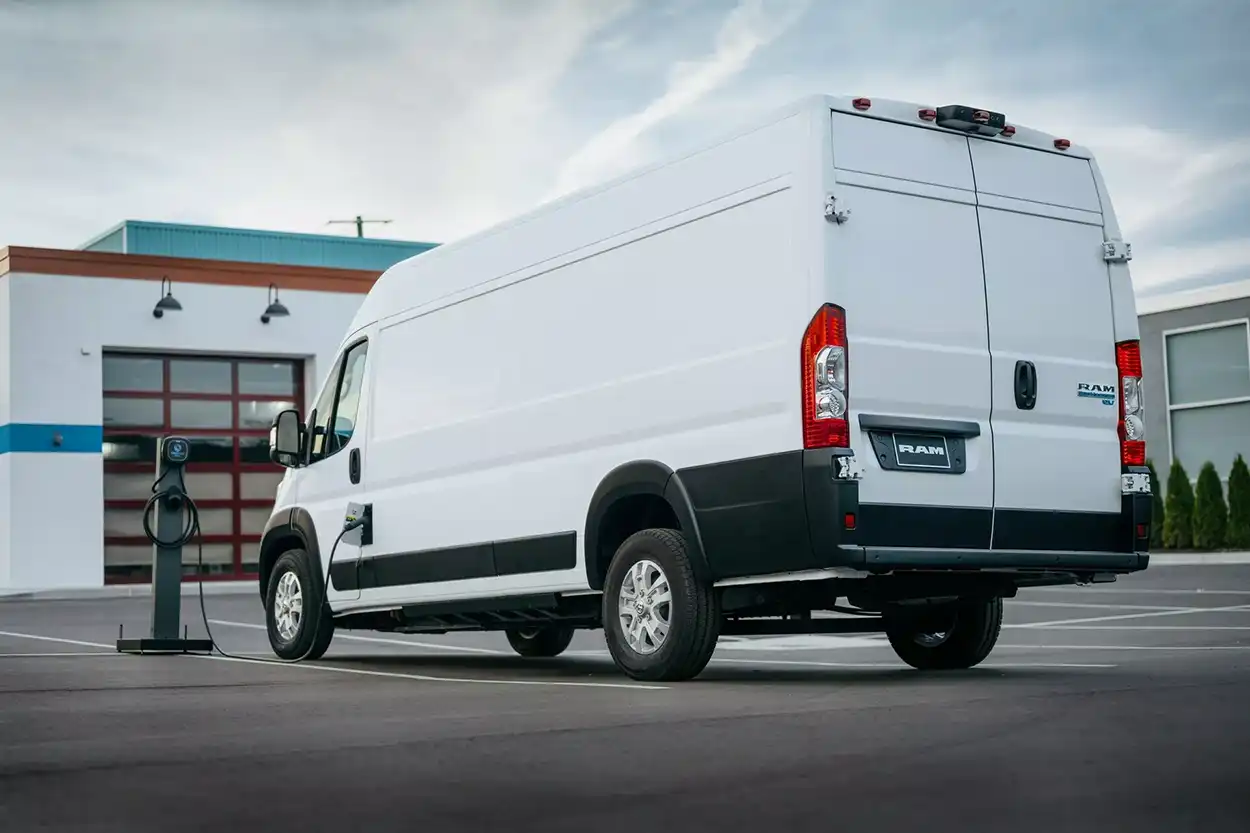 Ram ProMaster EV 2025 вид сзади