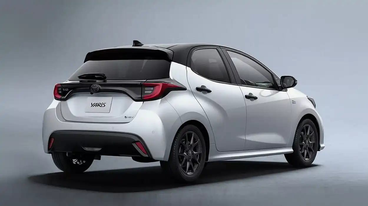 Toyota Yaris Z Urbano вид сзади