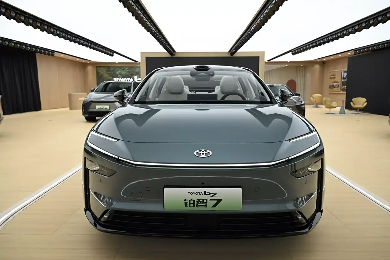 Электрический седан Toyota bZ7 2026