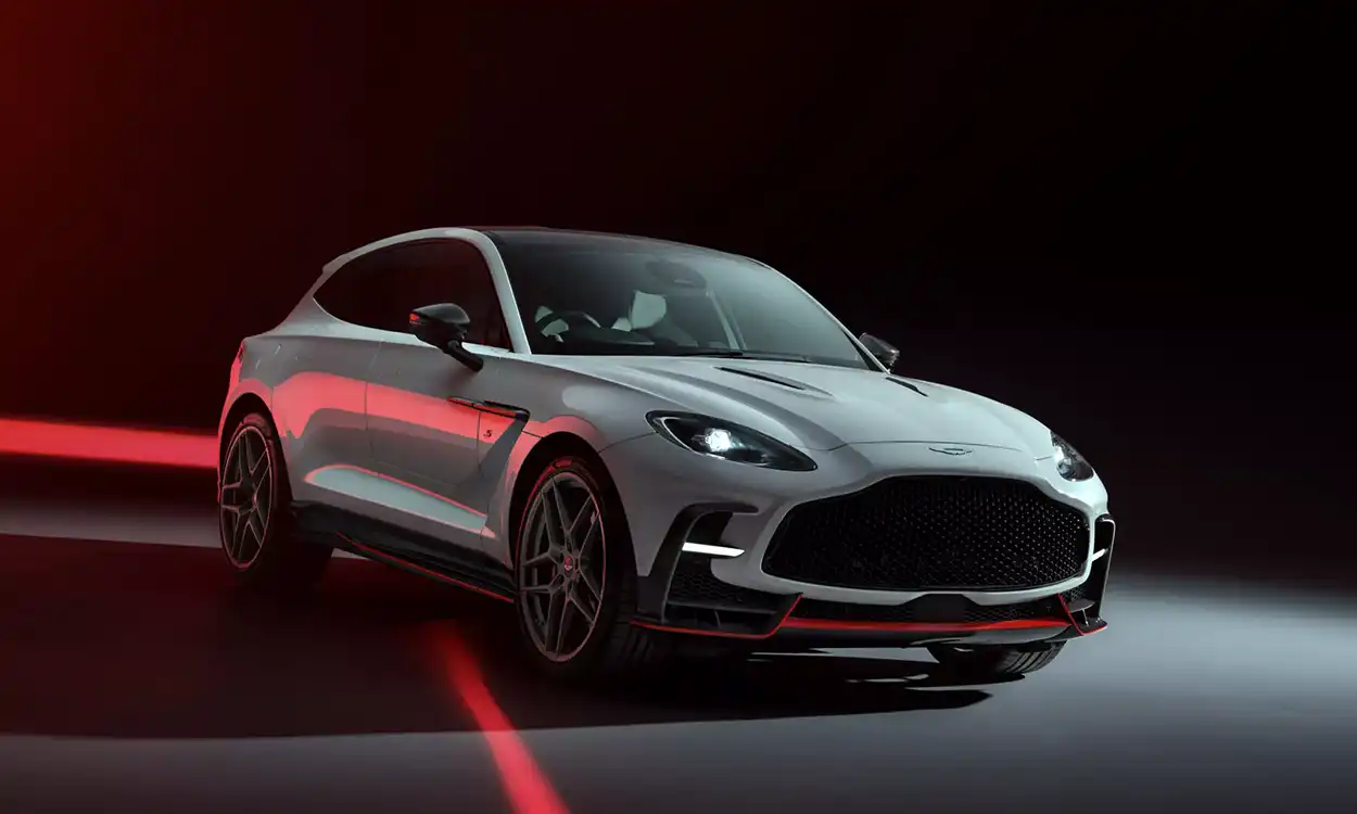 Aston Martin DBX S вид спереди