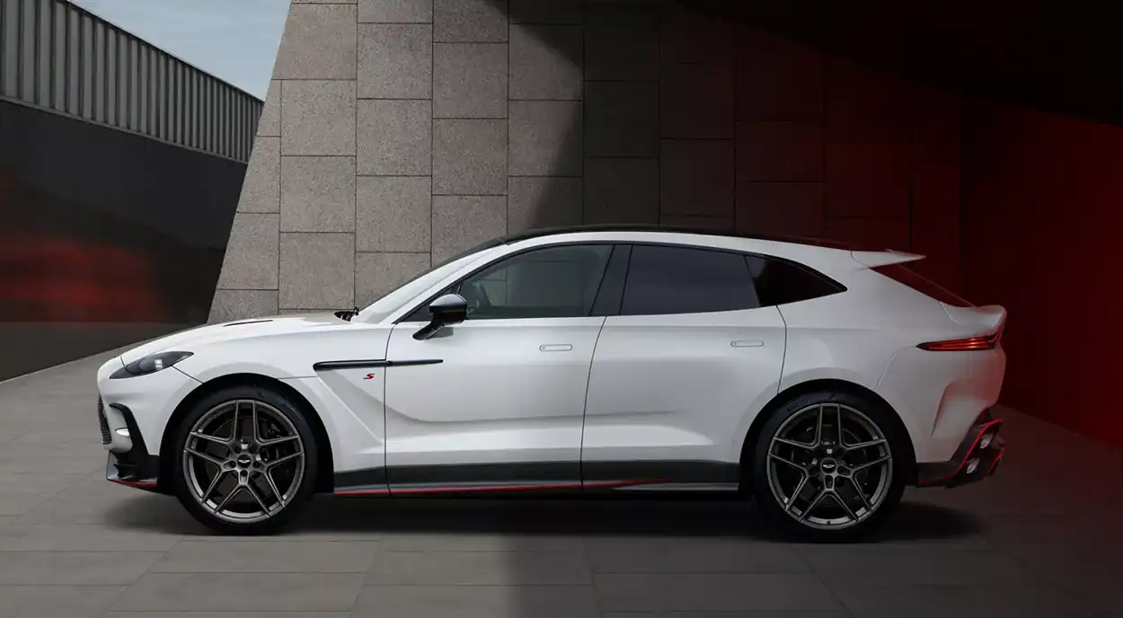 Aston Martin DBX S вид сбоку