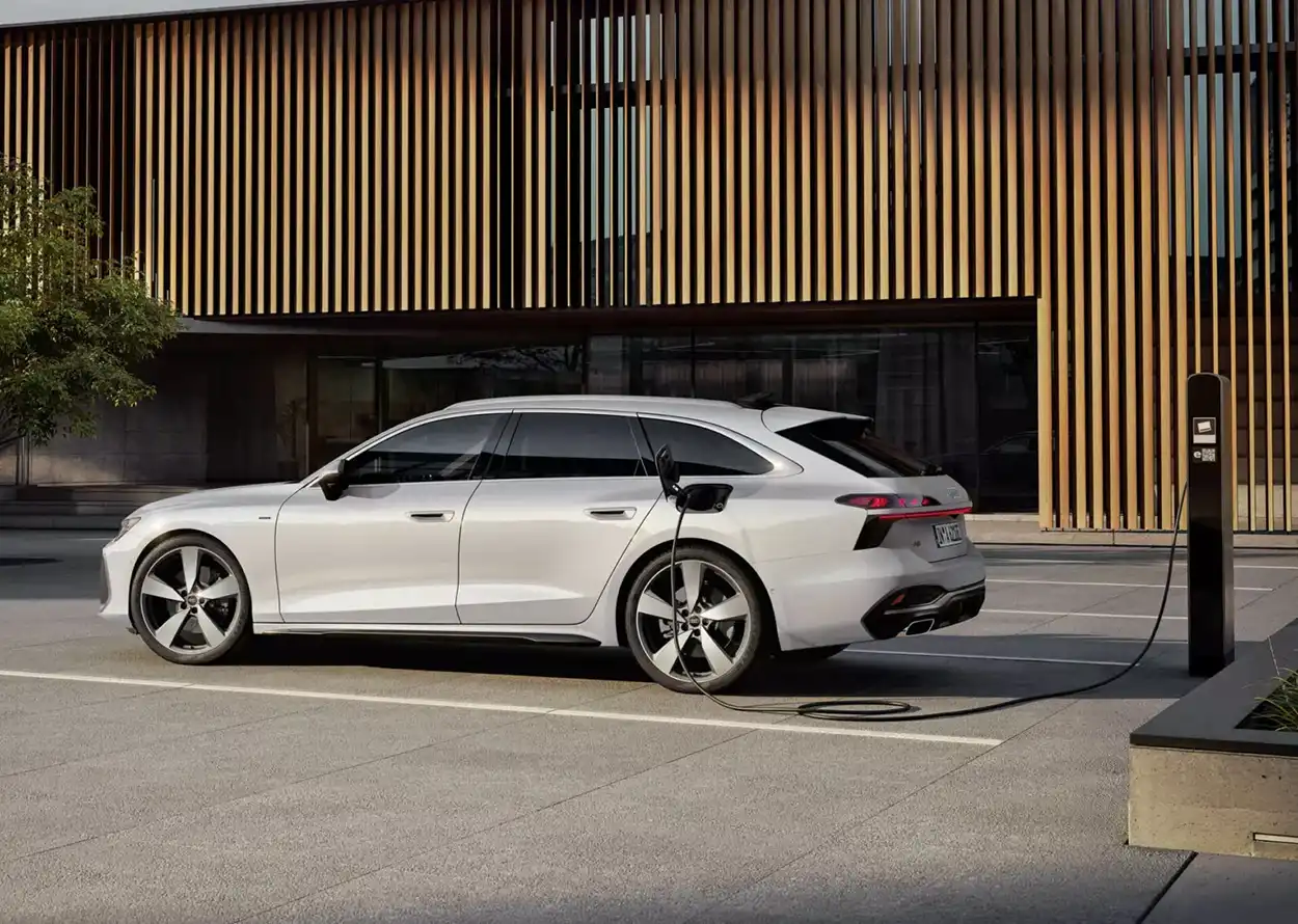 Audi A6 Avant вид сбоку
