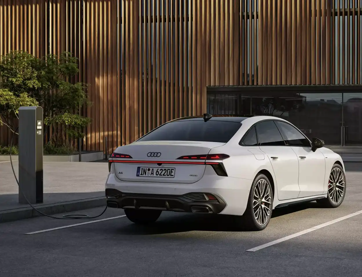 Седан Audi A6 вид сзади