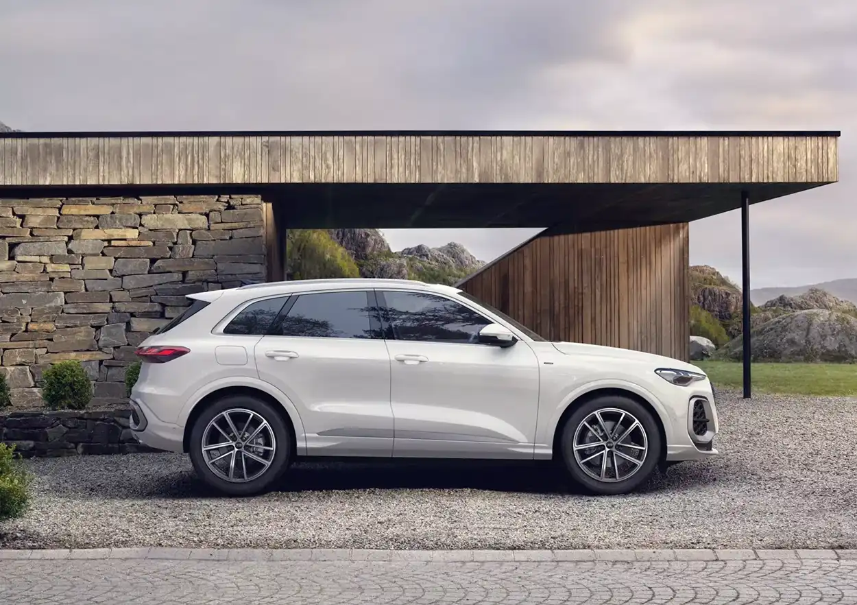 Audi Q5 PHEV 2026 вид сбоку