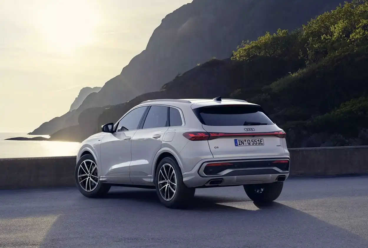 Audi Q5 PHEV 2026 вид сзади