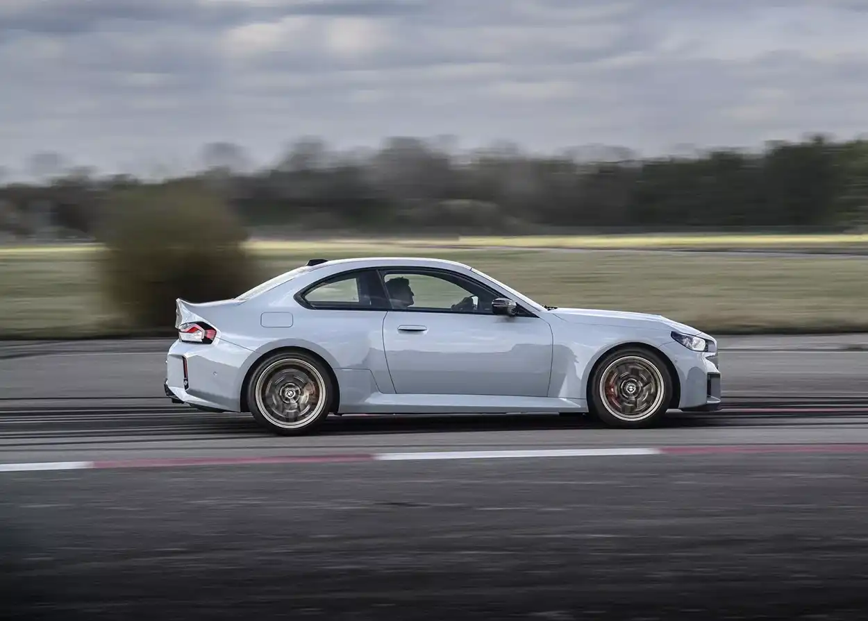 BMW M2 CS 2026 вид сбоку