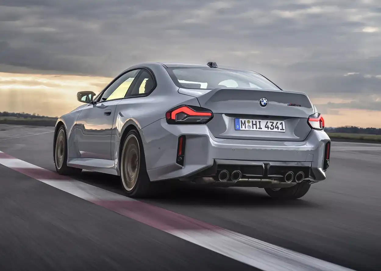 BMW M2 CS 2026 вид сзади
