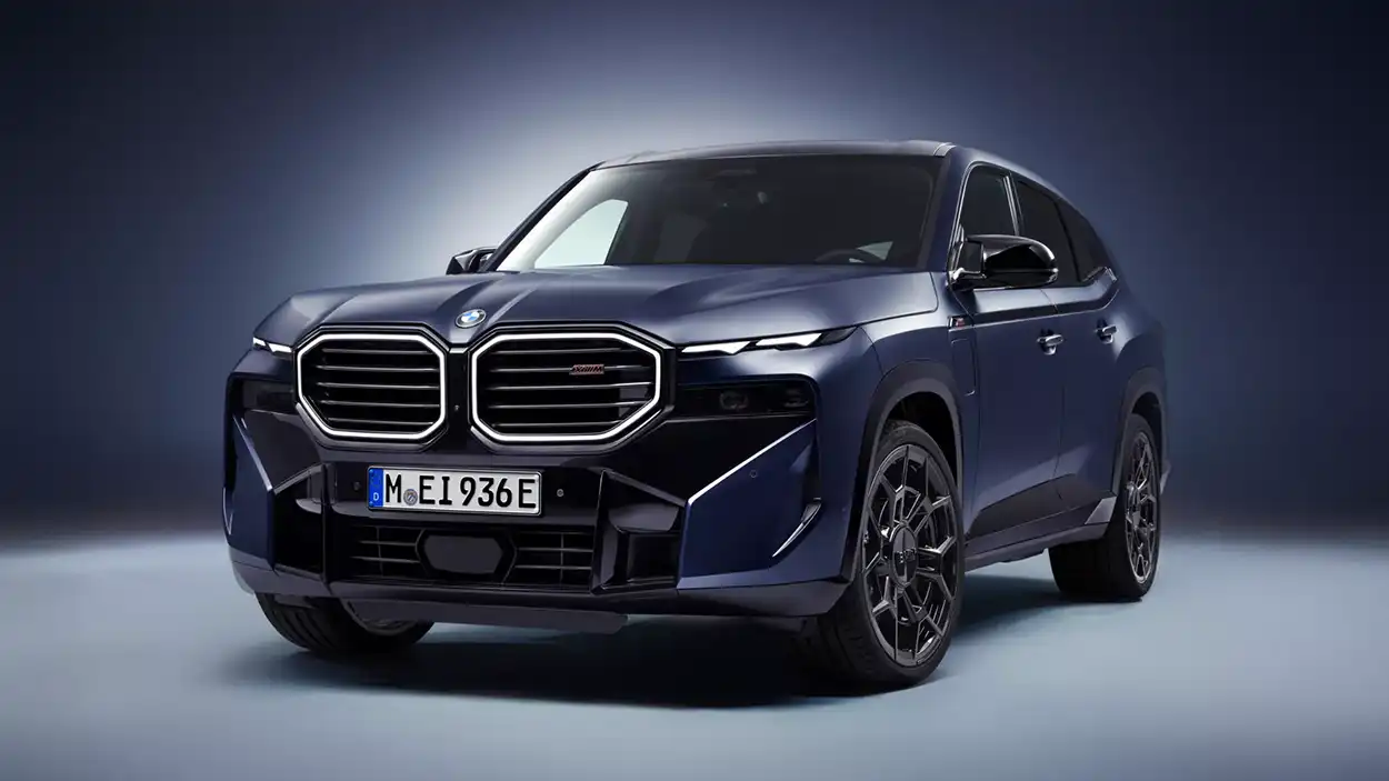 BMW XM 2026 вид спереди