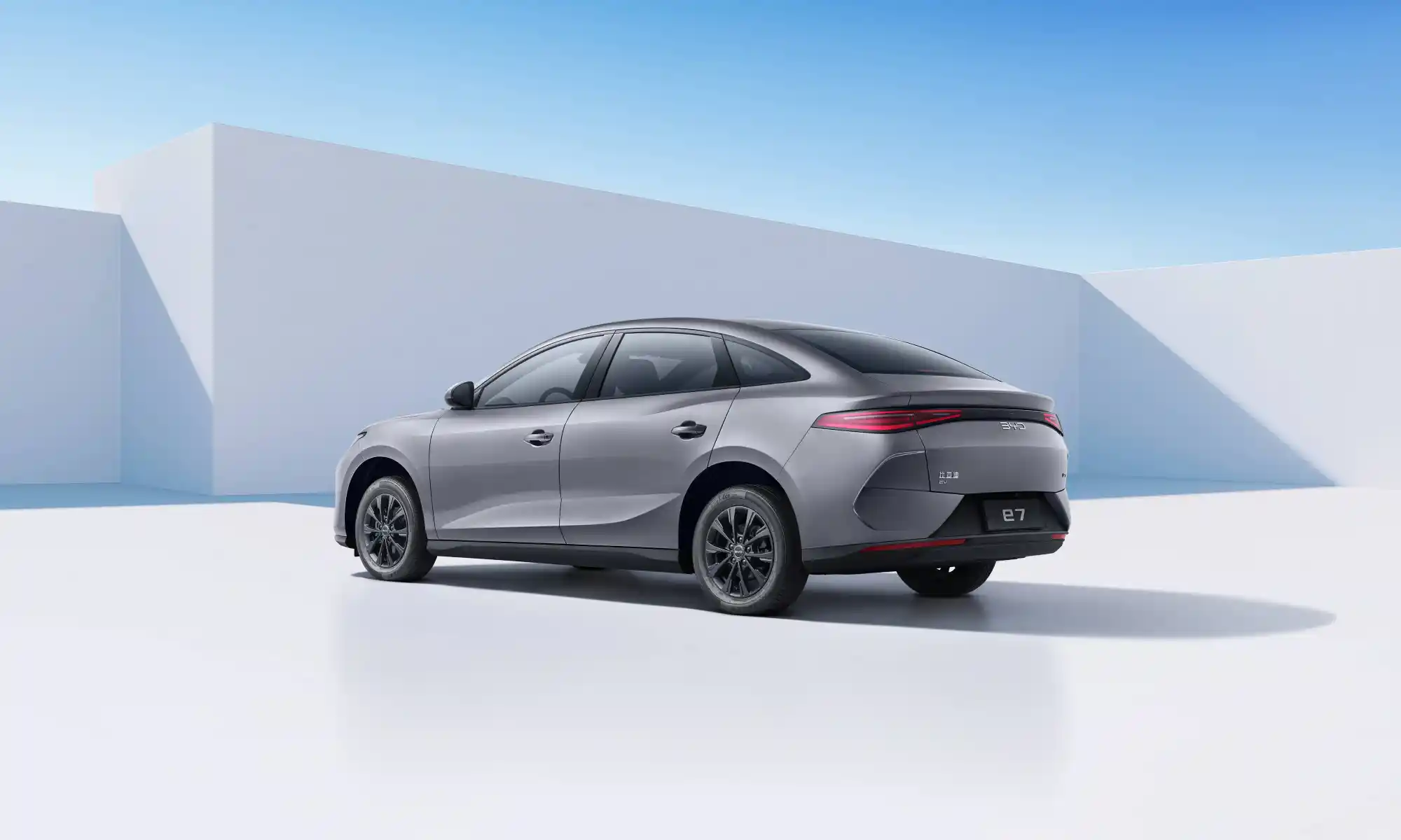 BYD e7 EV вид сзади