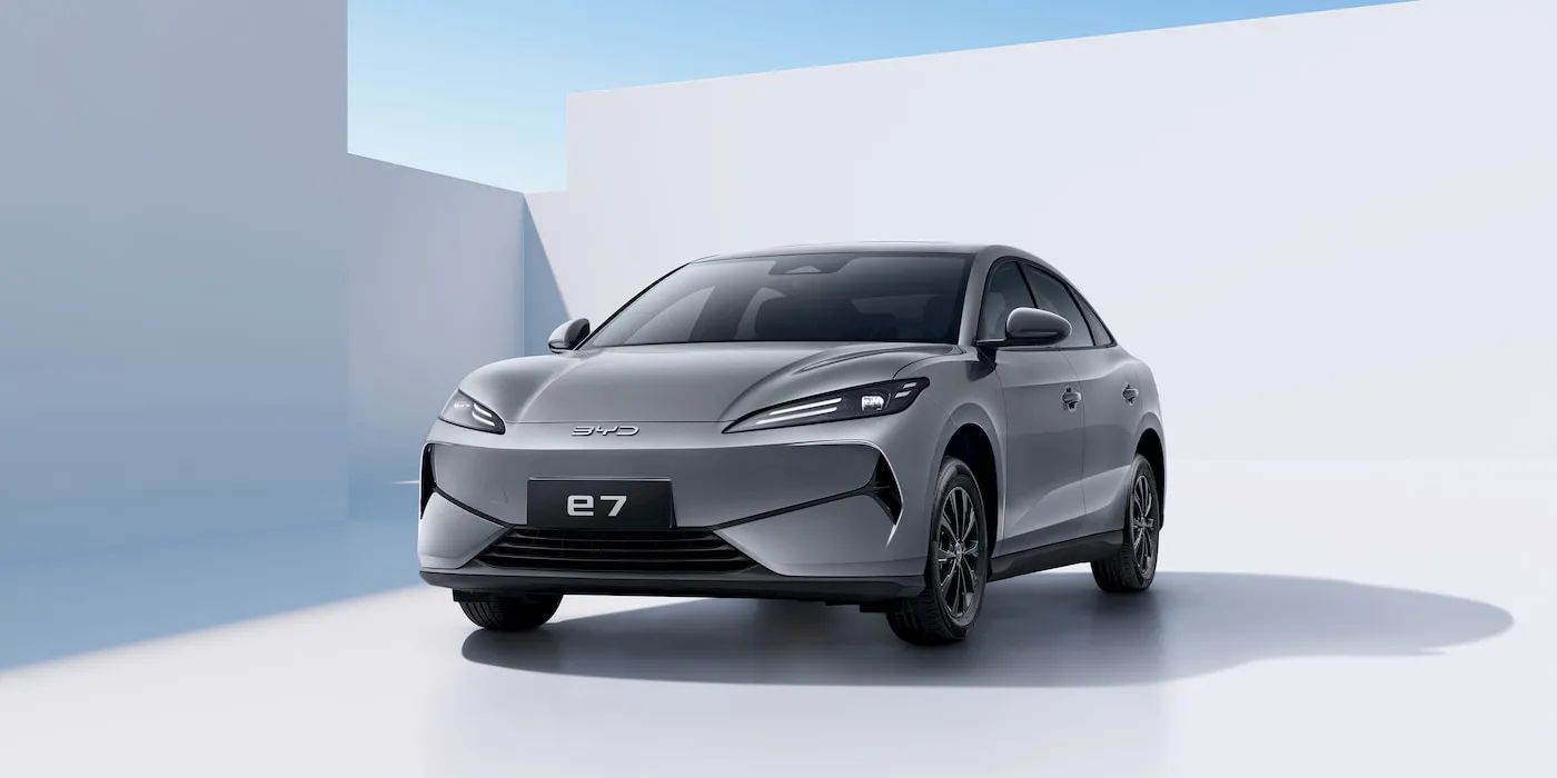 BYD e7 EV вид спереди
