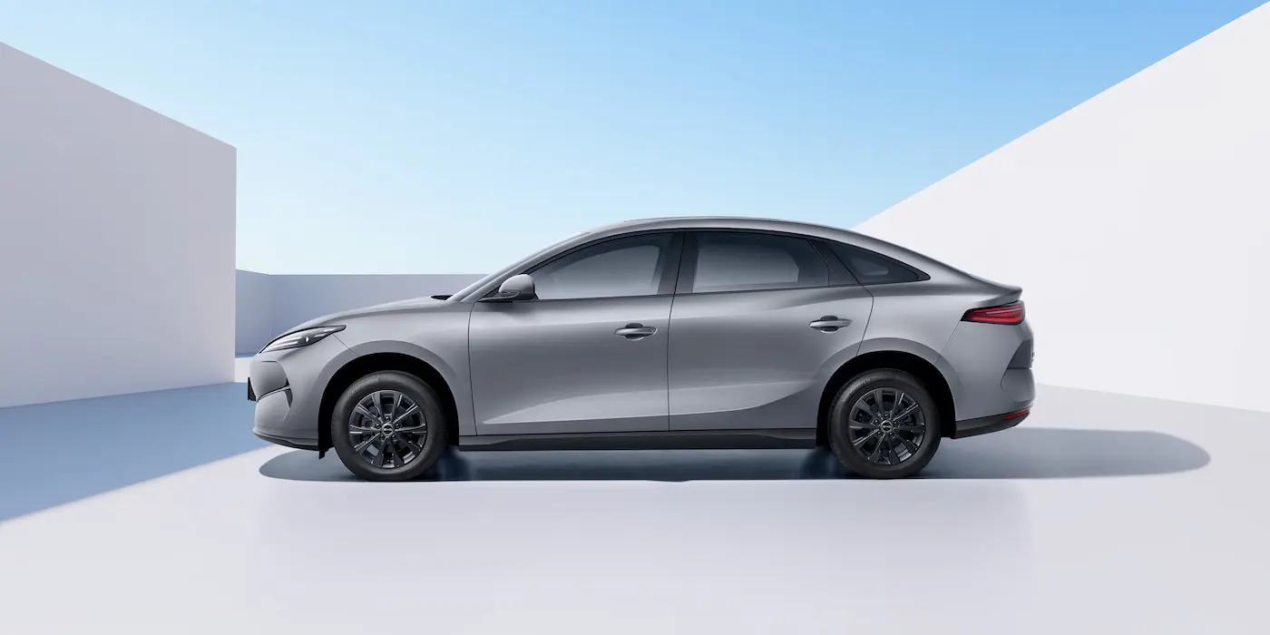 BYD e7 EV вид сбоку