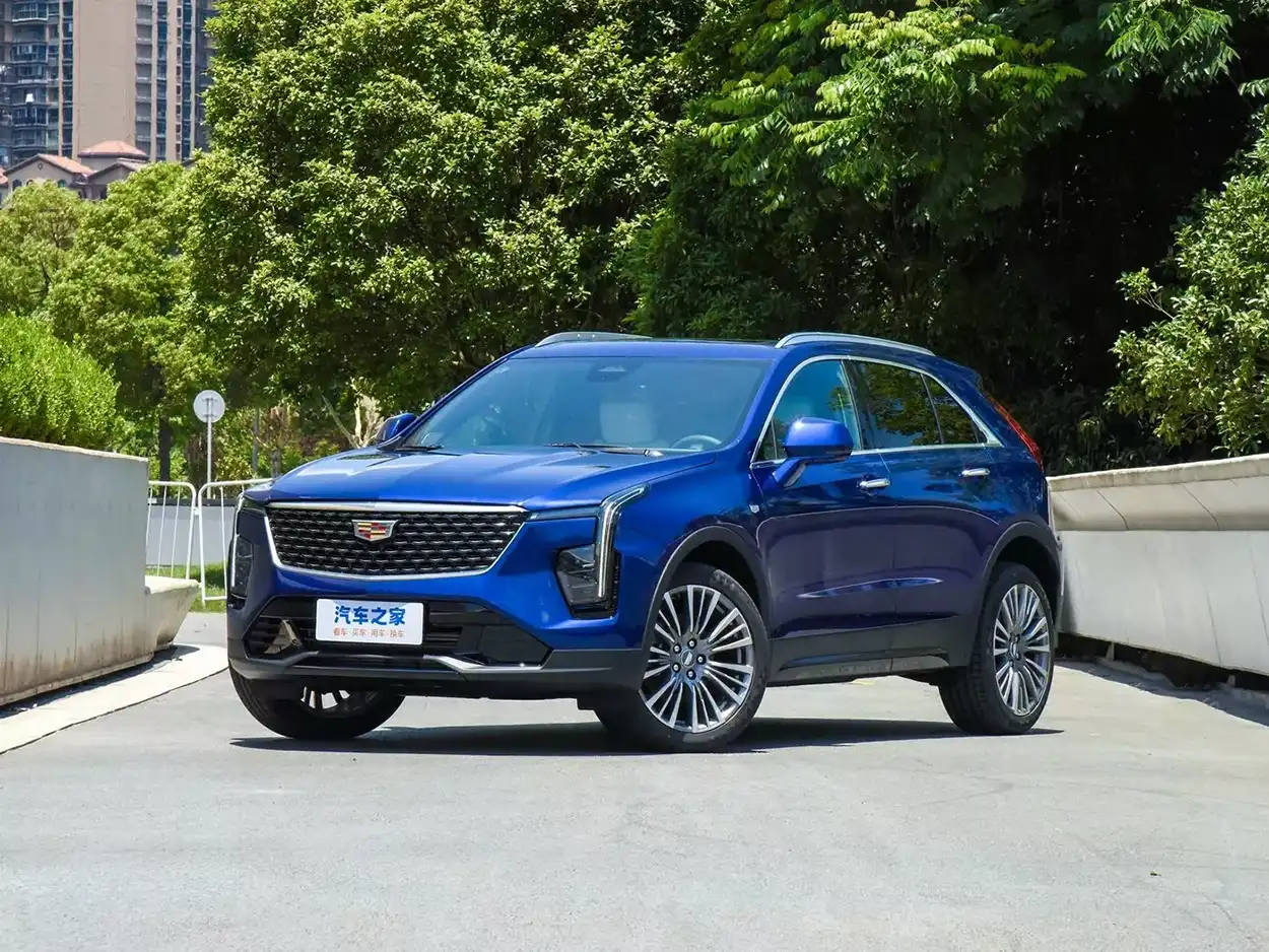 Фото Cadillac XT4 2025 ид спереди