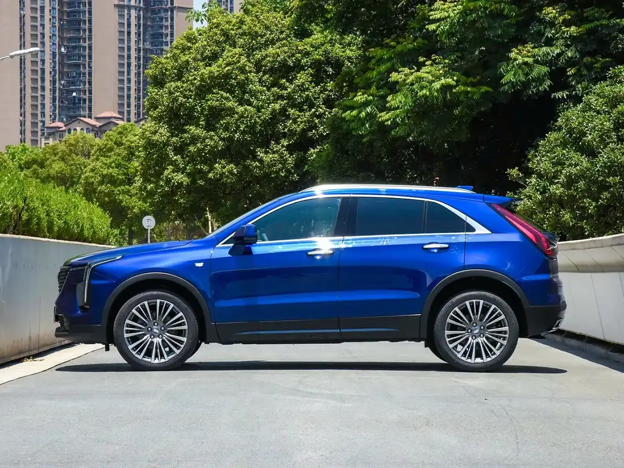Cadillac XT4 2025 вид сбоку