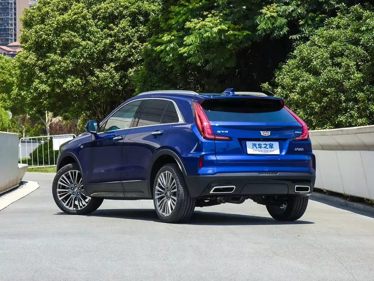 Cadillac XT4 2025 вид сзади