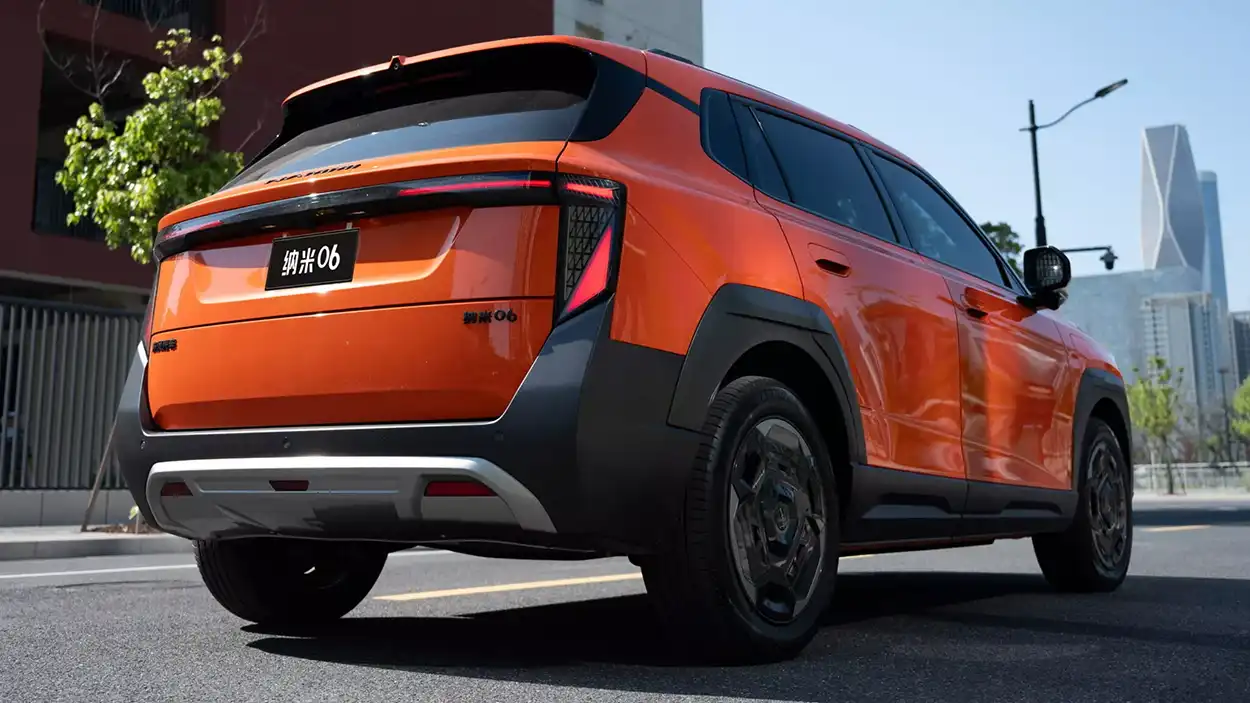 Dongfeng Nano 06 вид сзади
