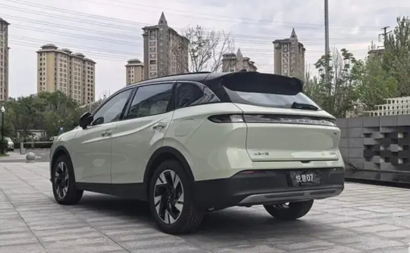 FAW Bestune Yueyi 07 PHEV вид сзади