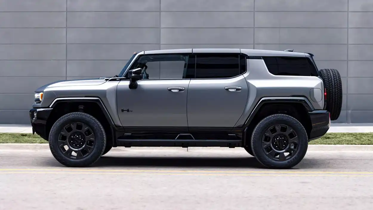 GMC Hummer 2026 вид сбоку
