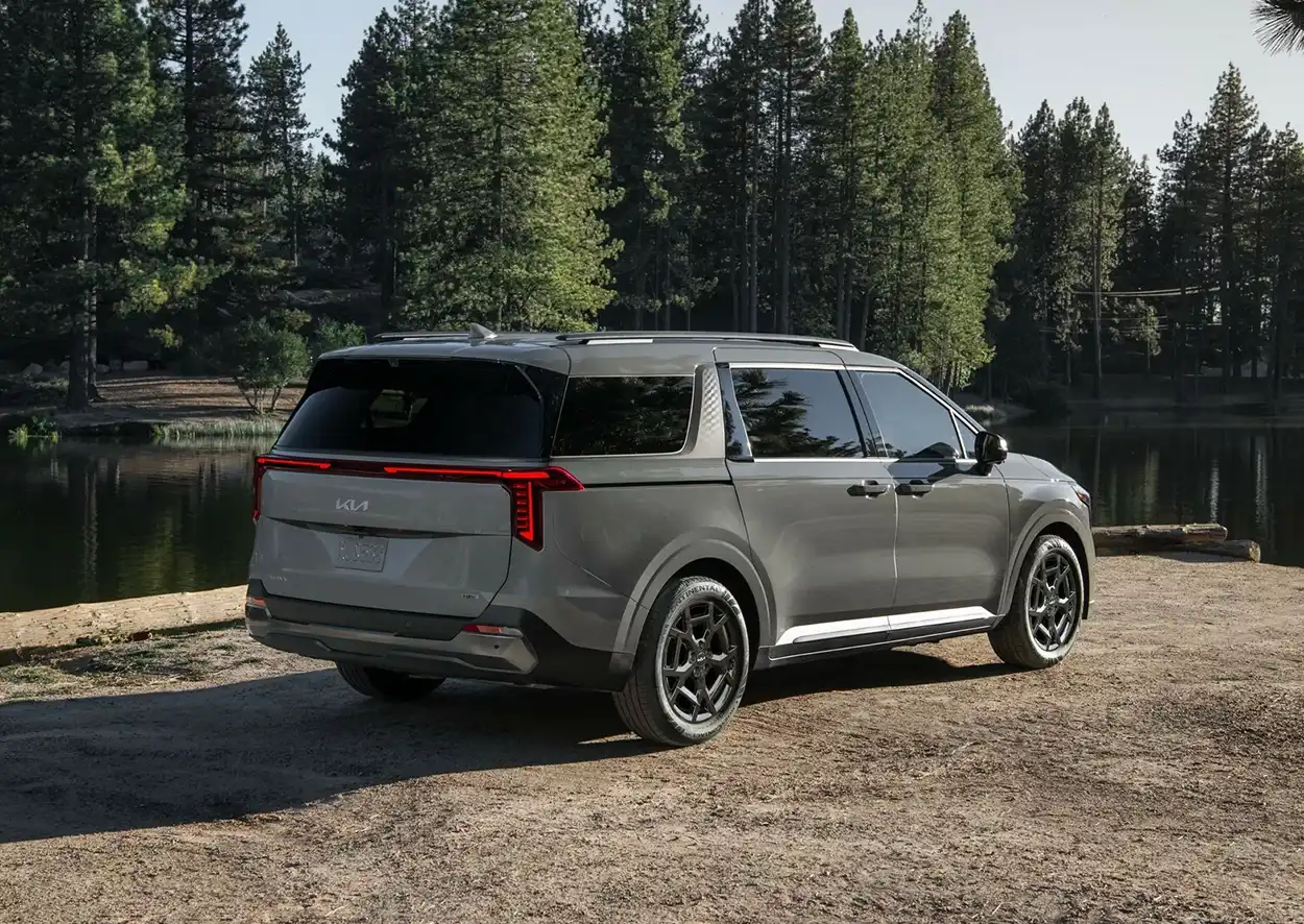 Kia Carnival 2026 года вид сзади