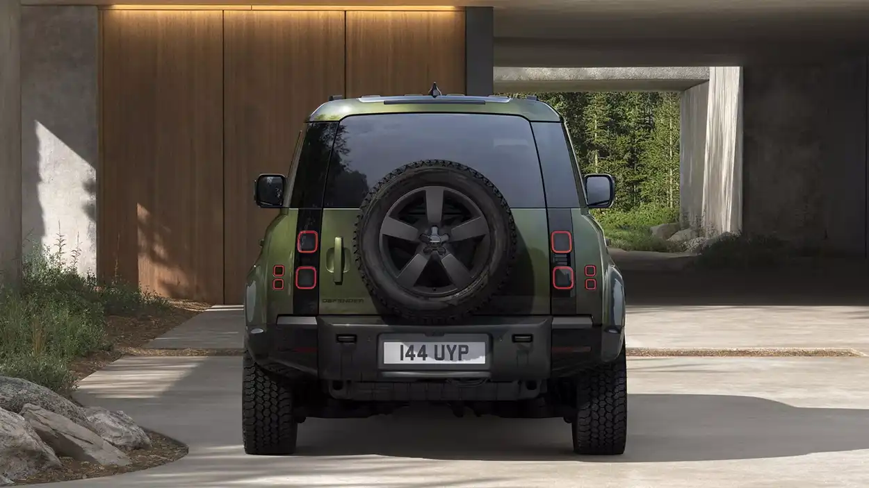 Land Rover Defender 110 вид сзади