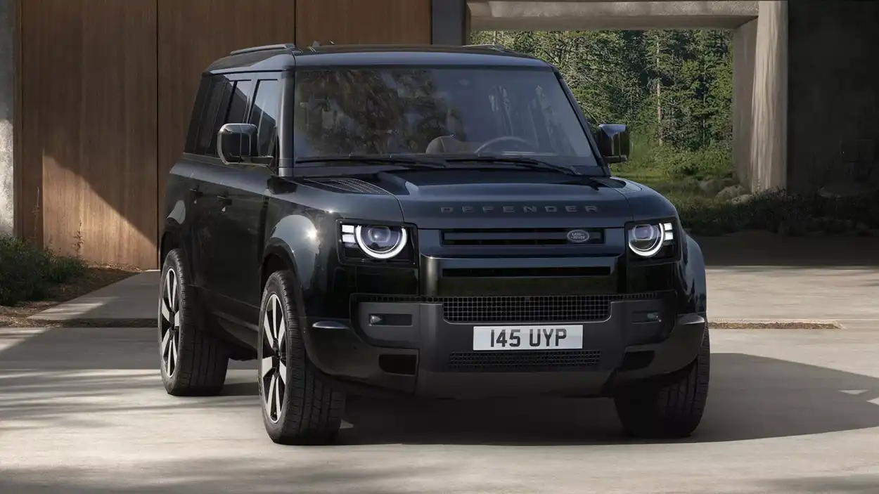 Land Rover Defender 130 вид спереди