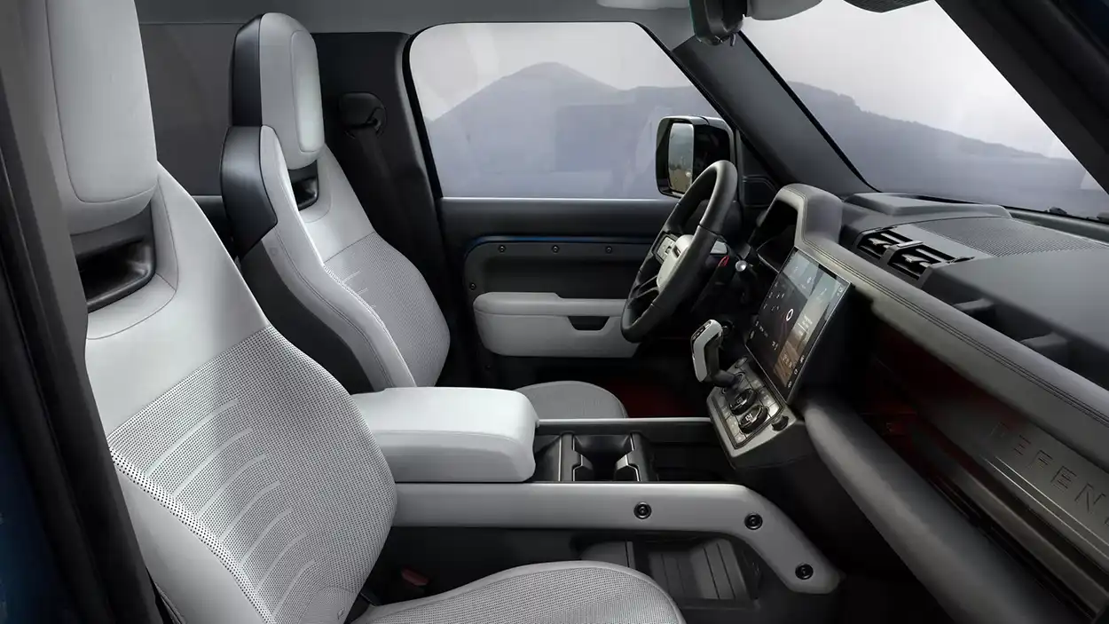 Салон Land Rover Defender OCTA 2026