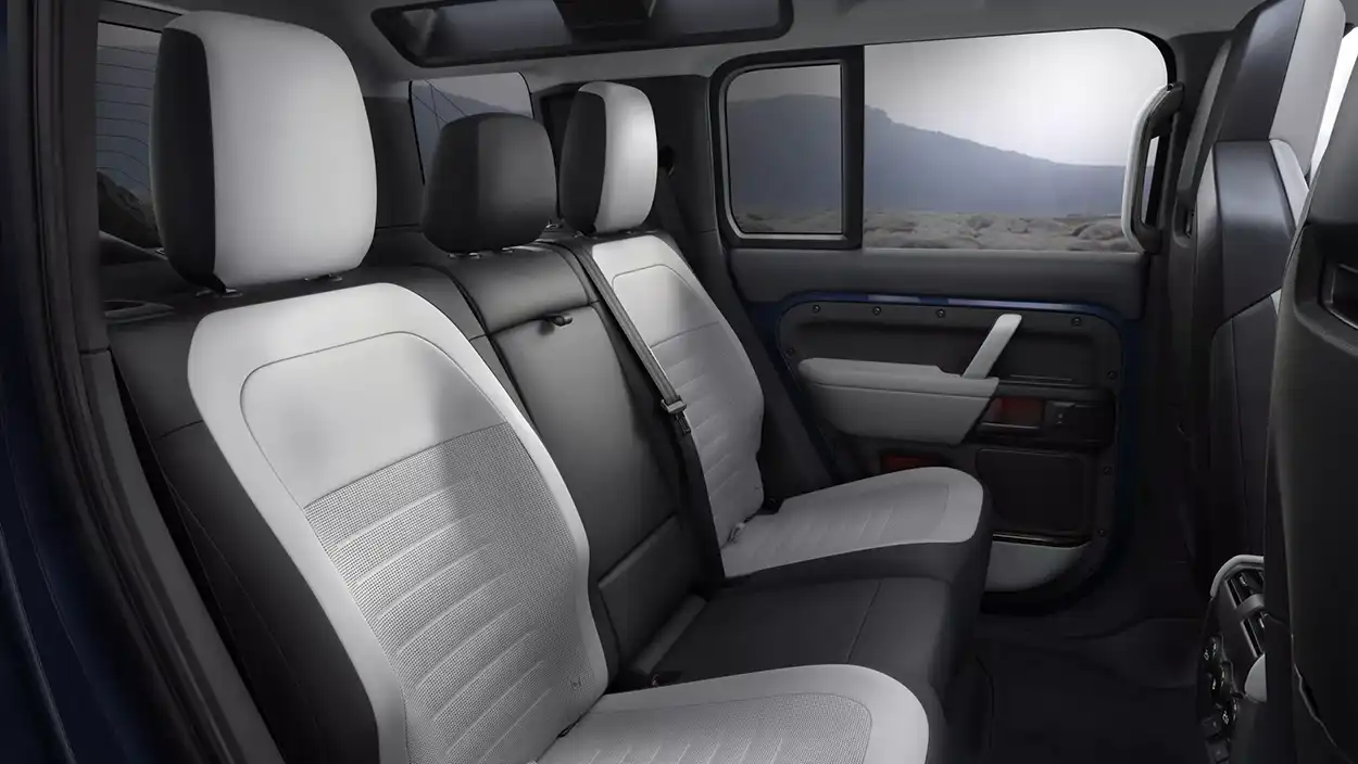 Интерьер Land Rover Defender OCTA