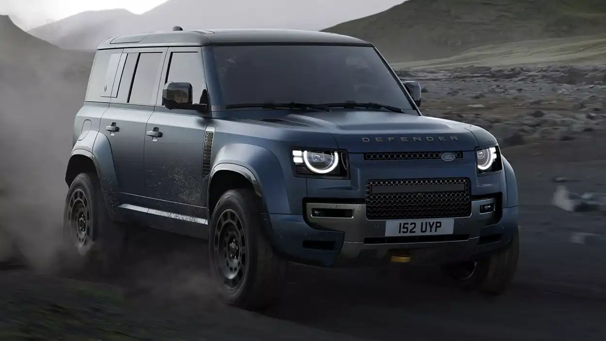  Land Rover Defender OCTA вид спереди