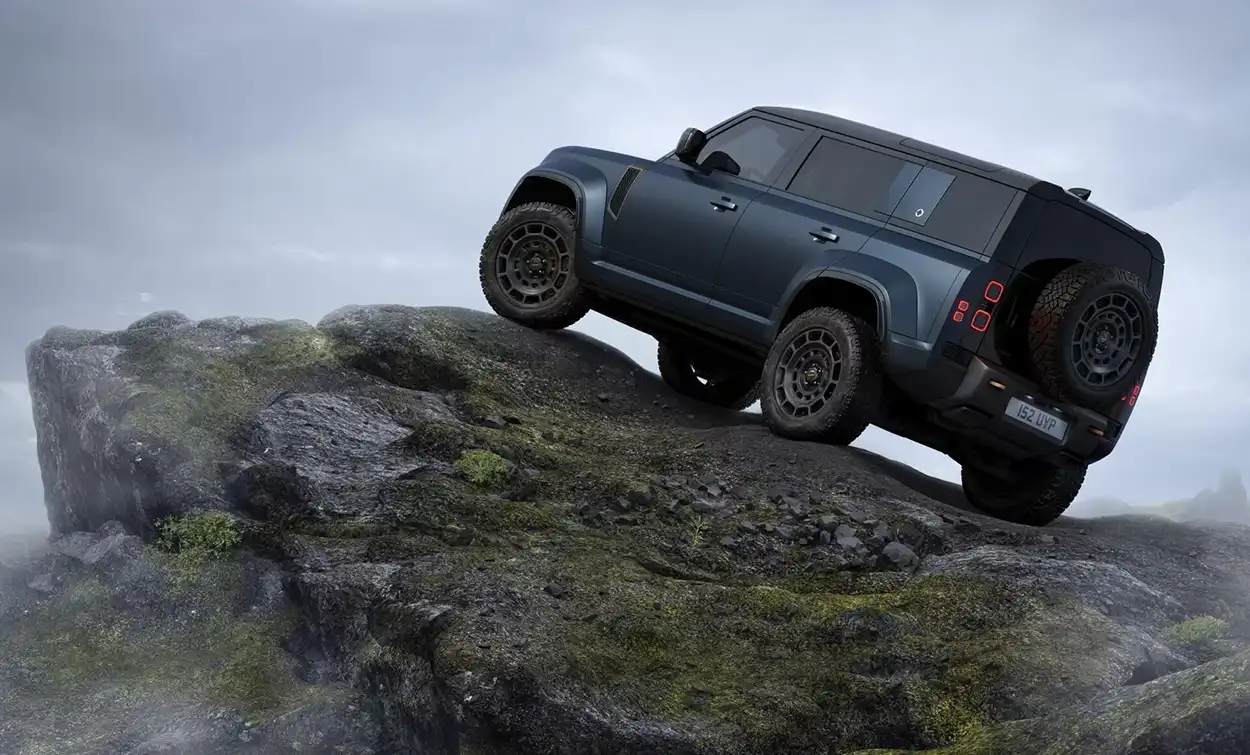  Land Rover Defender OCTA вид сзади