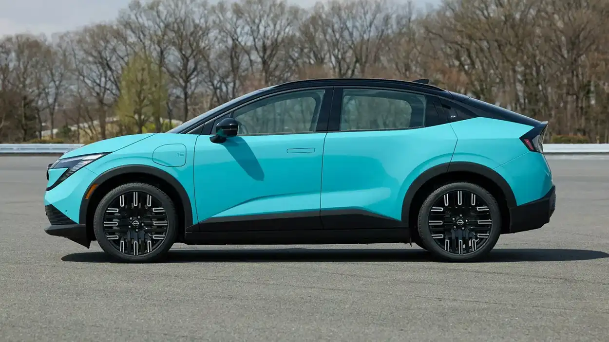 Nissan Leaf 2026 вид сбоку
