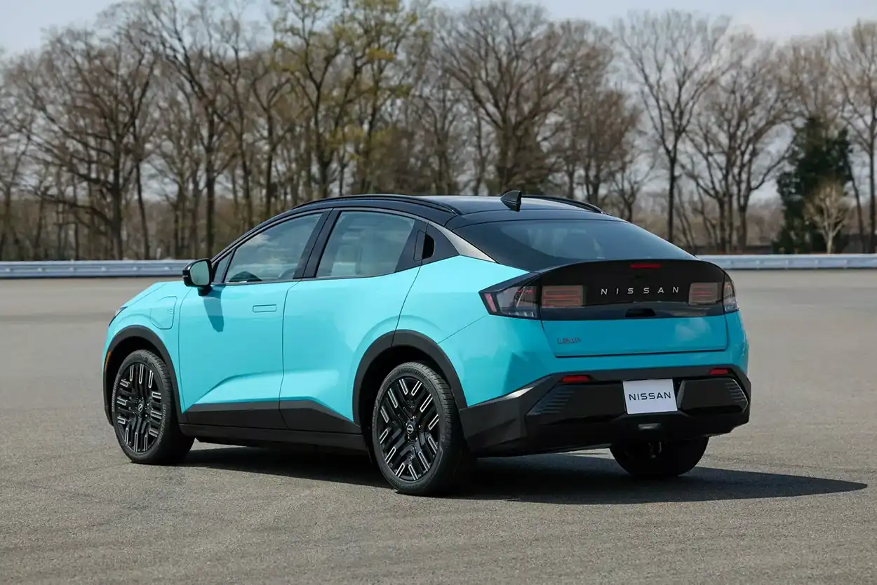 Nissan Leaf 2026 вид сзади