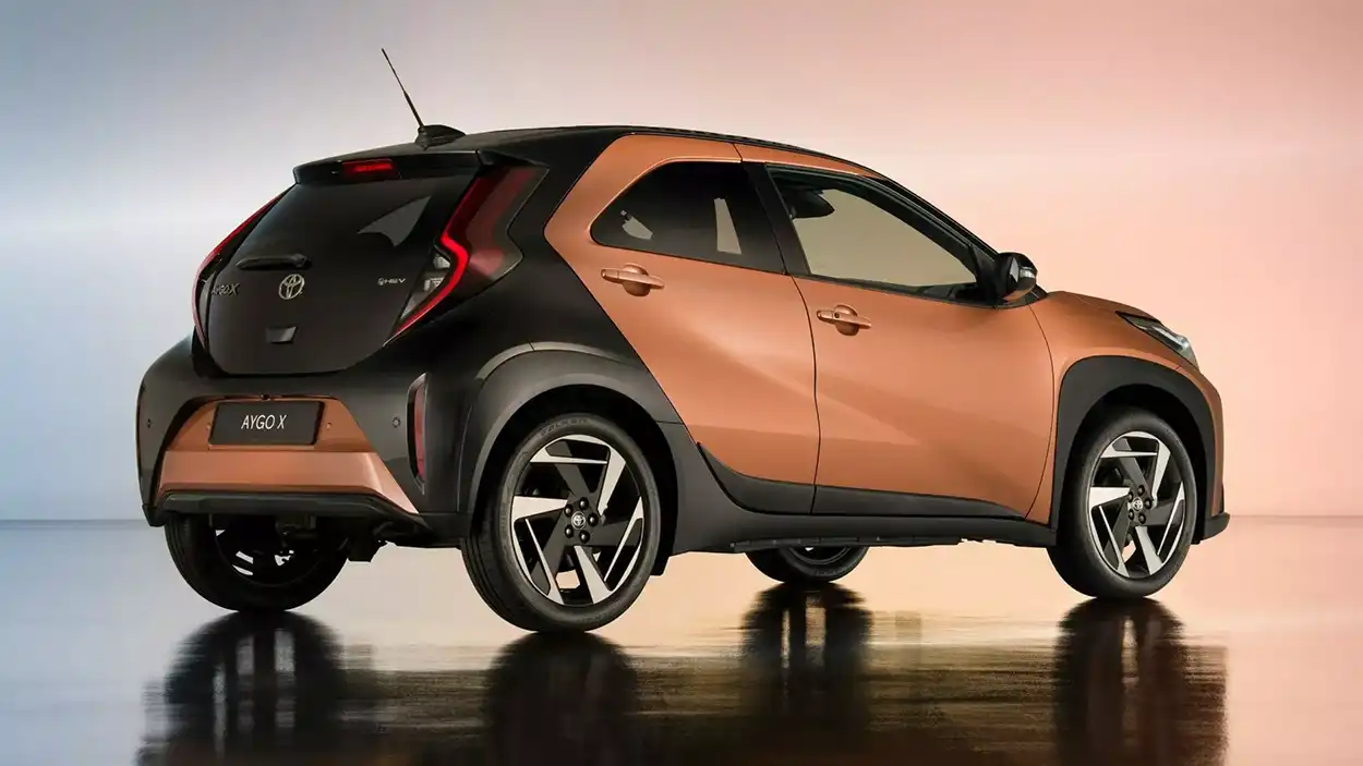 Toyota Aygo X вид сзади