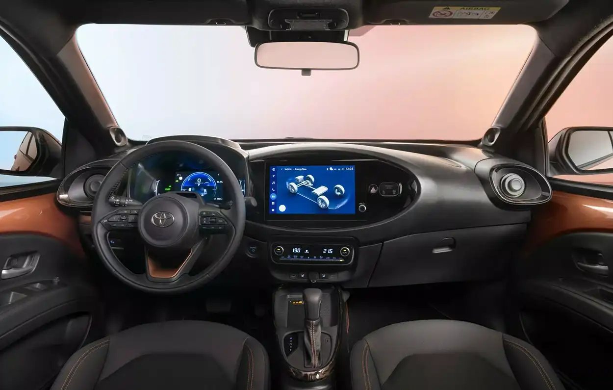 Салолн Toyota Aygo X