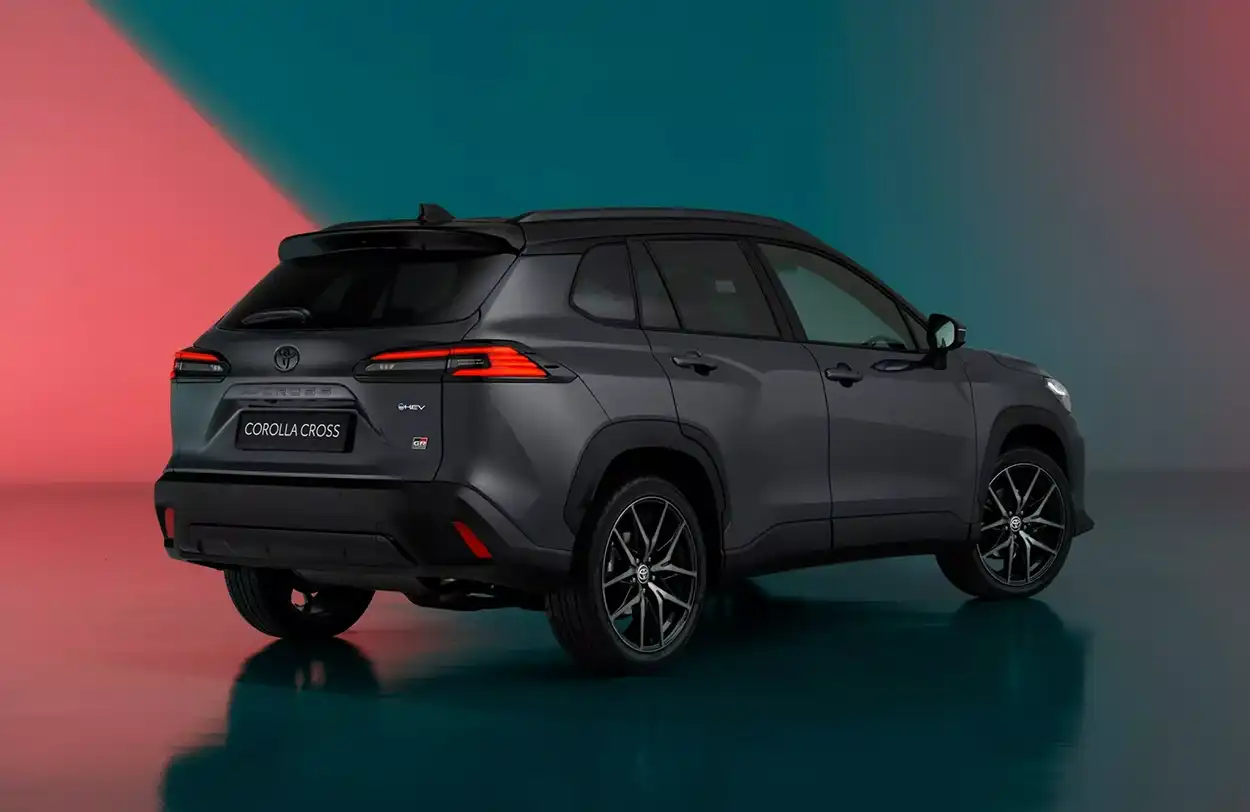 Toyota Corolla Cross GR Sport вид сзади
