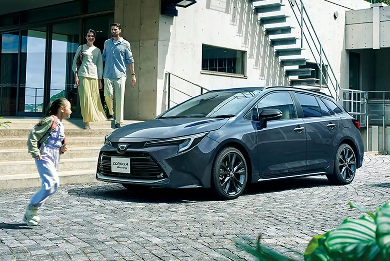 Toyota Corolla Touring вид спереди