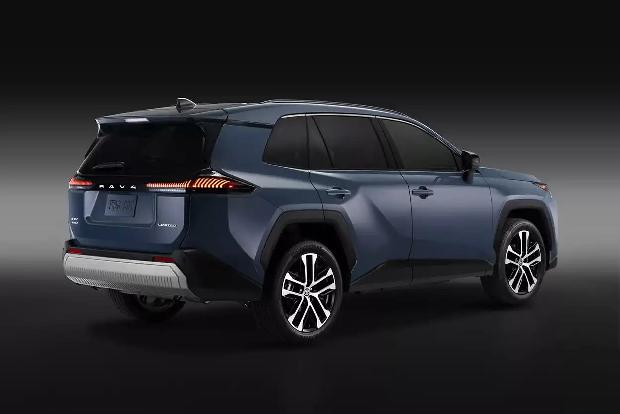 Toyota RAV4 Limited 2026 вид сзади